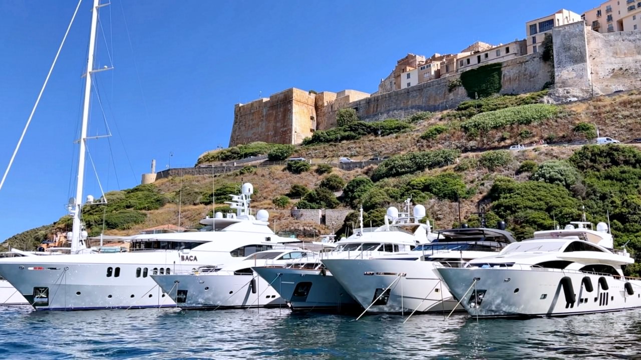 Top 13 Things to Do in Corsica – An Explorer’s Guide - 第2張圖 Opulent yacht cruising along the Corsican coast.