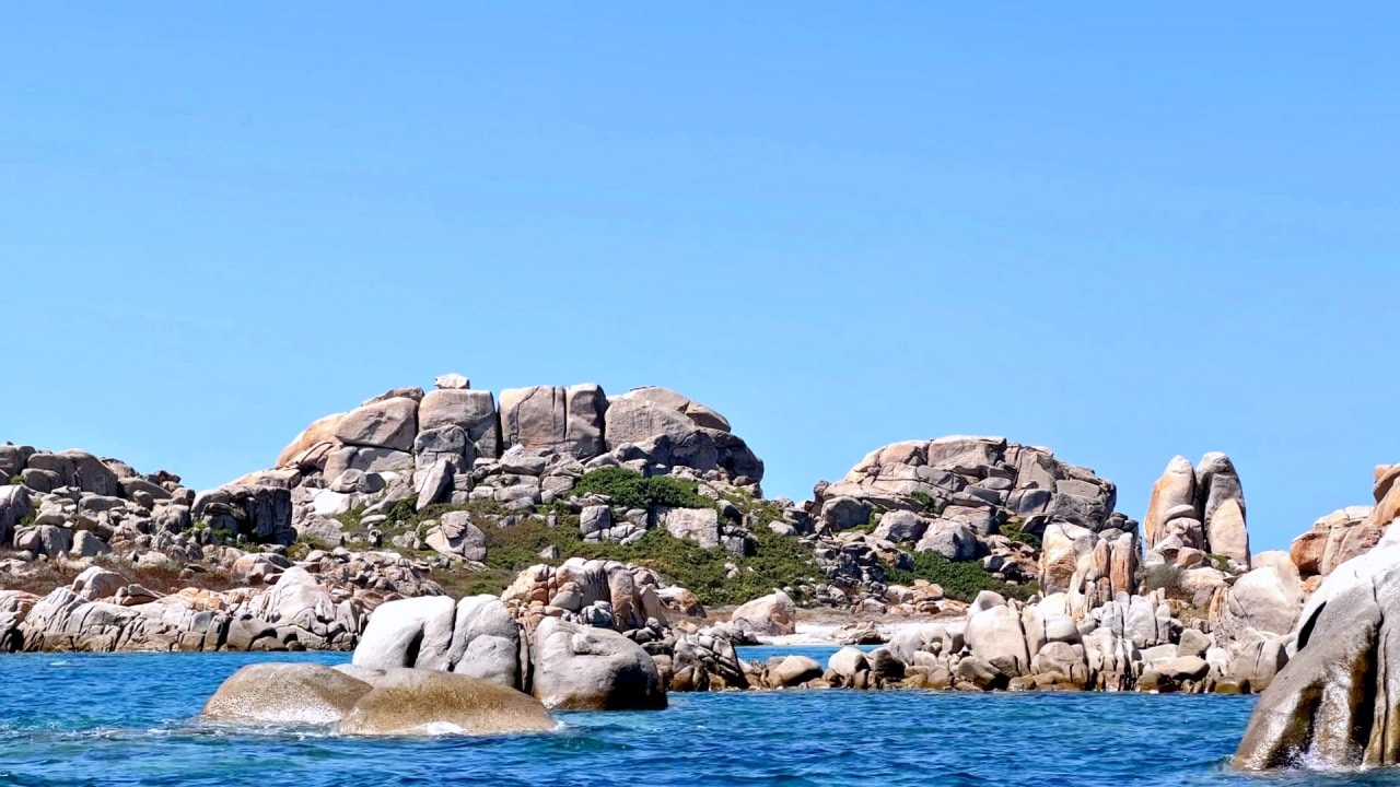 Top 13 Things to Do in Corsica – An Explorer’s Guide - 第4張圖 Scenic view of the Lavezzi Islands featuring rugged granite formations against a backdrop of the clear Mediterranean Sea.