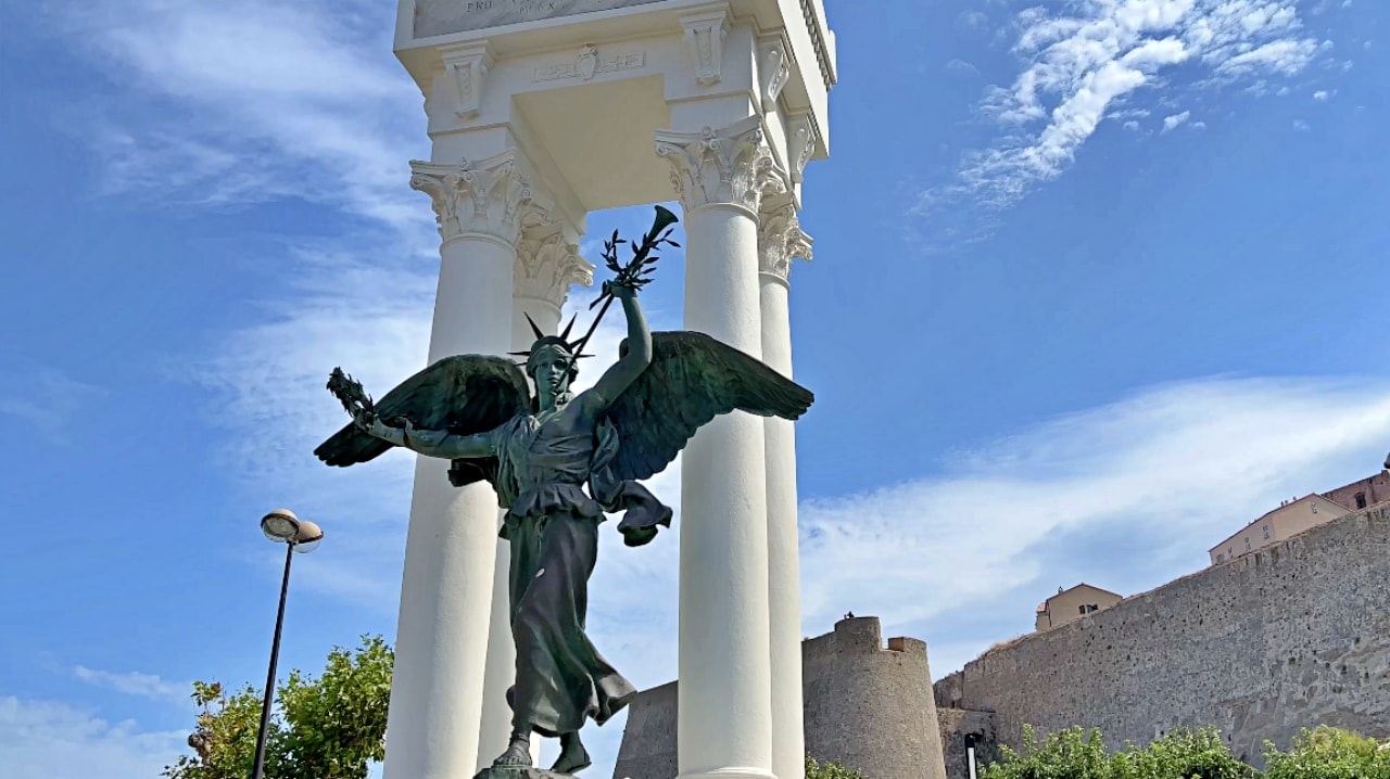 Exploring Calvi: Your Essential Guide to the Northwest Coastal Town - 第5張圖 Monument aux Morts